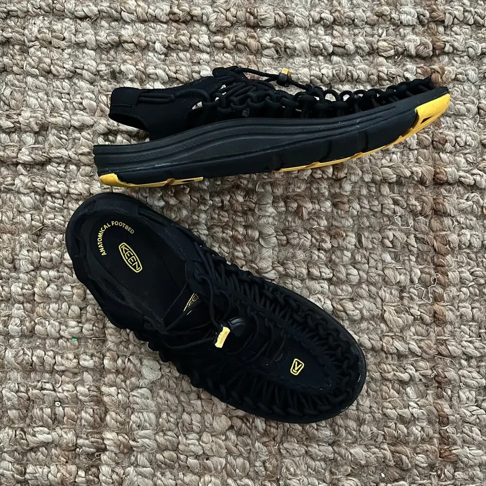 KEEN UNEEK Men’s 9.5 Black Yellow Cord Sandals Outdoor Water Shoes EU 42.5